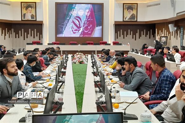 نشست صمیمانه دانش‌آموزان با استاندار خراسان رضوی