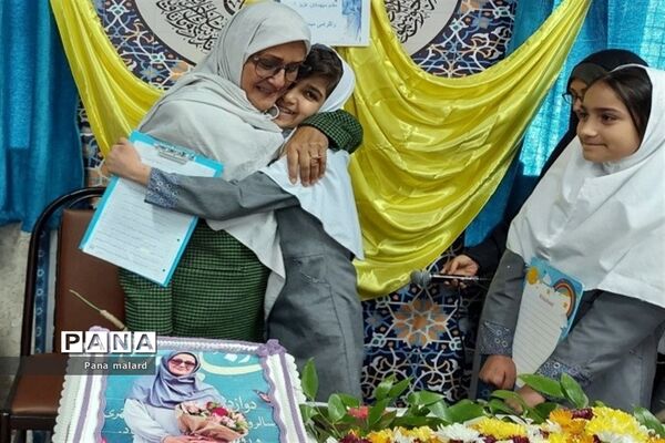 تجلیل از همکار تلاشگر در دبستان حاجیه نوری ملارد