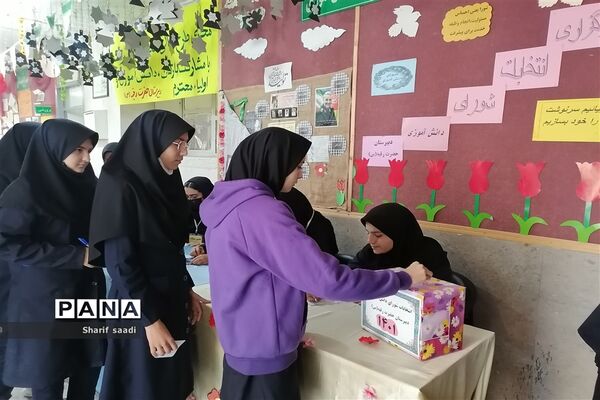 شورای دانش‌آموزی در دبیرستان دخترانه حضرت رقیه