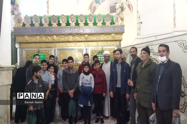 حضور دانش‌آموزان دبیرستان شهیدصادقی در نماز جمعه نایین