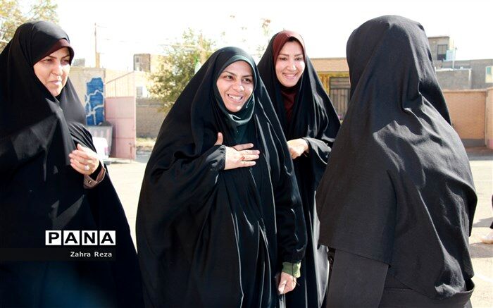 مادر از هر سازنده‌ای سازنده‌تر و با ارزش‌تر است