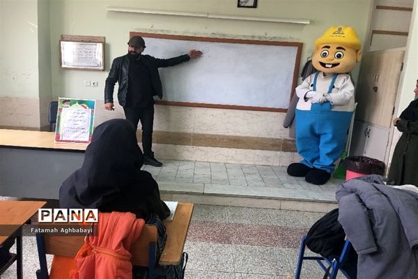 تقدیر از دانش‌آموزان دبیرستان مرضیه از سوی شرکت ملی گاز ایران