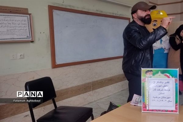 تقدیر از دانش‌آموزان دبیرستان مرضیه از سوی شرکت ملی گاز ایران