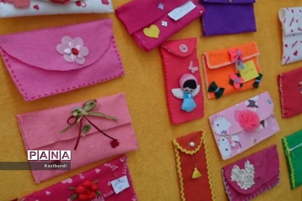 نمایشگاه دست‌سازه‌های دانش‌آموزان دبستان شیخ مرتضی انصاری منطقه ۱۳