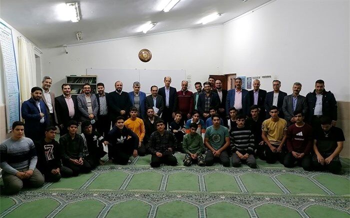 گفت‌وگوی صمیمانه مدیرکل آموزش و پرورش اصفهان با دانش‌آموزان خوابگاهی یک مدرسه