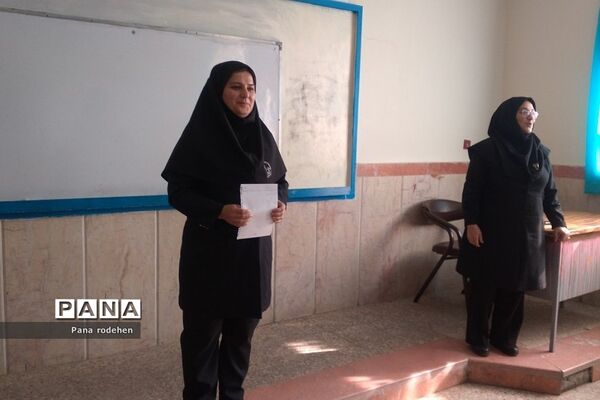 نشست کارکنان هنرستان مبتکران رودهن با اعضای انجمن اولیا و مربیان مدرسه