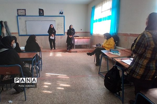 نشست کارکنان هنرستان مبتکران رودهن با اعضای انجمن اولیا و مربیان مدرسه