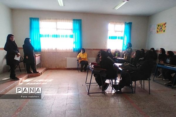 نشست کارکنان هنرستان مبتکران رودهن با اعضای انجمن اولیا و مربیان مدرسه