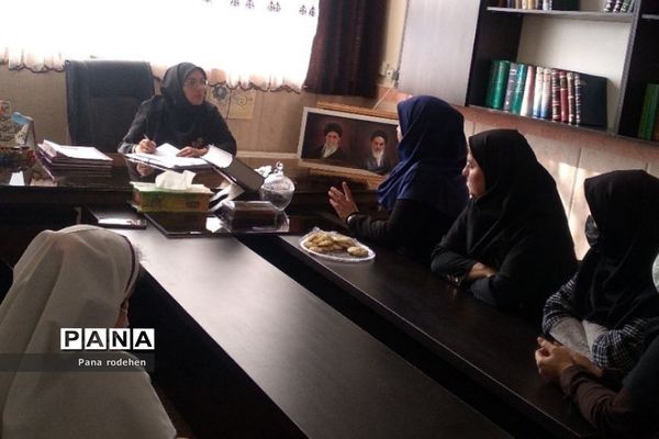 نشست کارکنان هنرستان مبتکران رودهن با اعضای انجمن اولیا و مربیان مدرسه