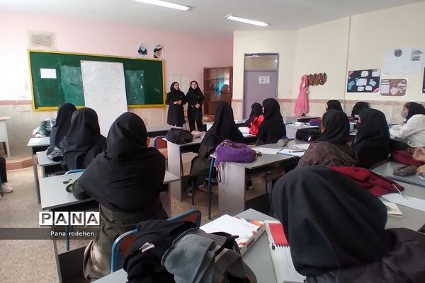 نشست کارکنان هنرستان مبتکران رودهن با اعضای انجمن اولیا و مربیان مدرسه