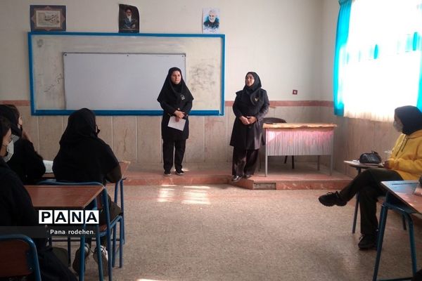 نشست کارکنان هنرستان مبتکران رودهن با اعضای انجمن اولیا و مربیان مدرسه