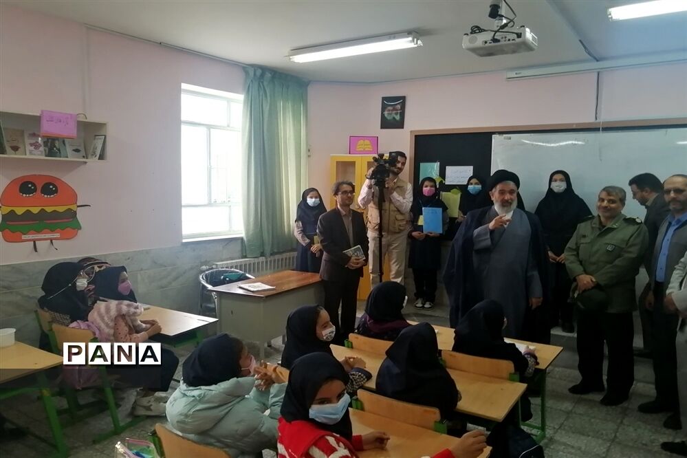 مراسم هفته کتابخوانی در دبستان علامه‌حلی