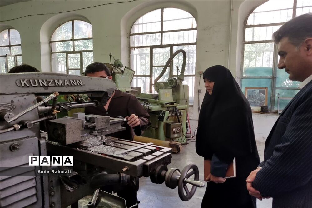 بازدید مدیر آموزش و پرورش ناحیه چهار شیراز از هنرستان ماندگار و نمونه دولتی طالقانی