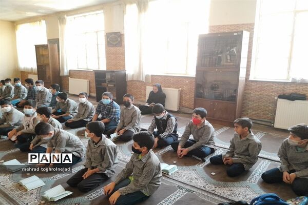 زیارت عاشورا در مدرسه شهید‌ناصریان در منطقه ۱۰