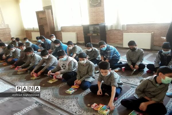 زیارت عاشورا در مدرسه شهید‌ناصریان در منطقه ۱۰