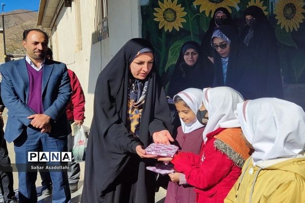 استقرار کتابخانه سیار در دبستان شهید‌غلامی «آرو» دماوند