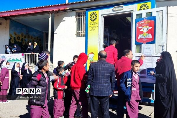 استقرار کتابخانه سیار در دبستان شهید‌غلامی «آرو» دماوند