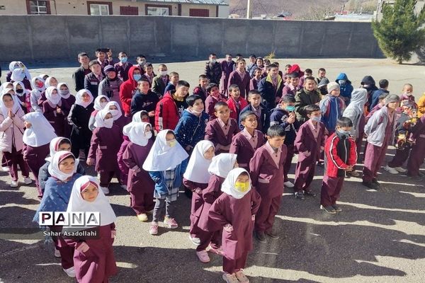 استقرار کتابخانه سیار در دبستان شهید‌غلامی «آرو» دماوند