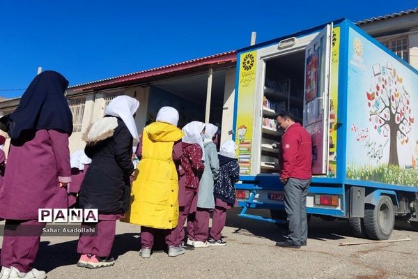 استقرار کتابخانه سیار در دبستان شهید‌غلامی «آرو» دماوند