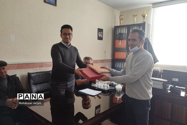 آیین هفته کتاب و کتابخوانی در دبیرستان استعدادهای درخشان شهید‌بهشتی رودهن