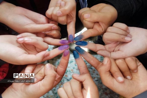 برگزاری شورای دانش‌آموزی در دبیرستان هاجر بهارستان دو