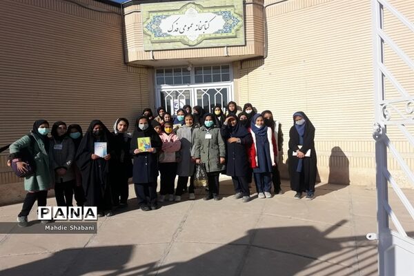 بازدید دانش‌آموزان دبستان شهید‌نجفی فدافن کاشمر از کتابخانه فدک