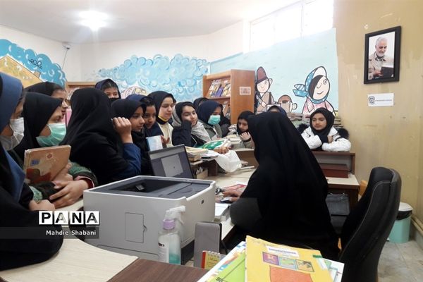 بازدید دانش‌آموزان دبستان شهید‌نجفی فدافن کاشمر از کتابخانه فدک