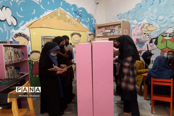 بازدید دانش‌آموزان دبستان شهید‌نجفی فدافن کاشمر از کتابخانه فدک
