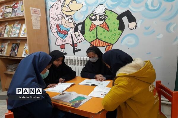 بازدید دانش‌آموزان دبستان شهید‌نجفی فدافن کاشمر از کتابخانه فدک