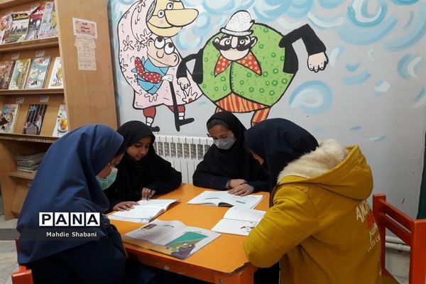 بازدید دانش‌آموزان دبستان شهید‌نجفی فدافن کاشمر از کتابخانه فدک