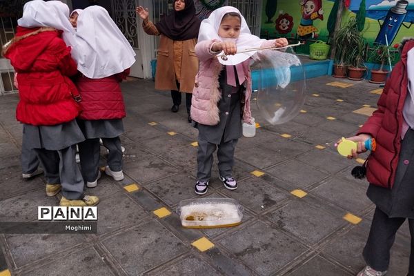 مسابقه ساخت حباب در دبستان نیایش منطقه ۱۳