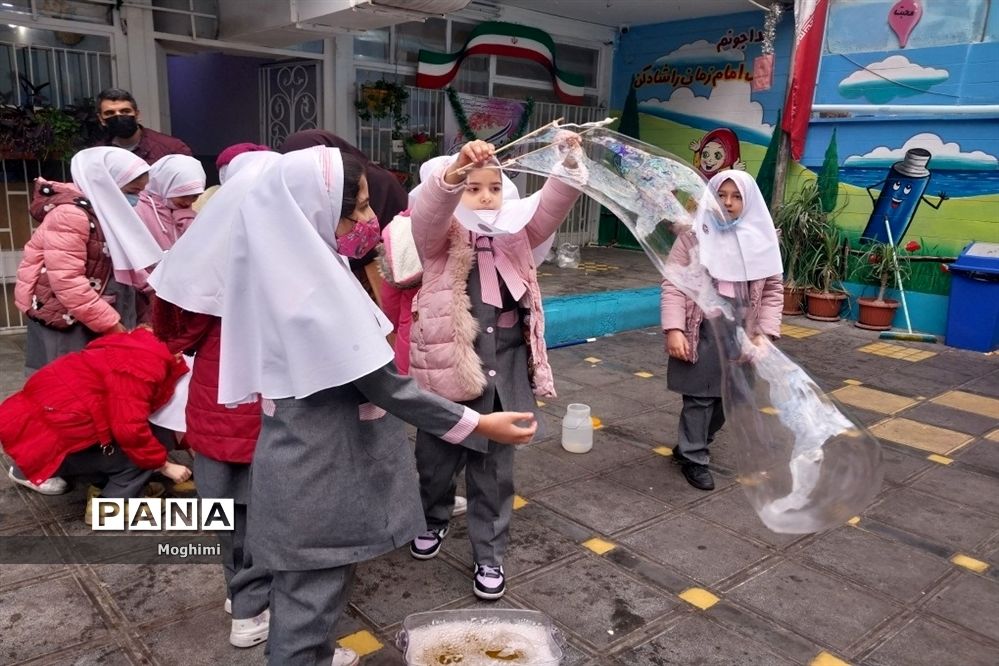 مسابقه ساخت حباب در دبستان نیایش منطقه ۱۳