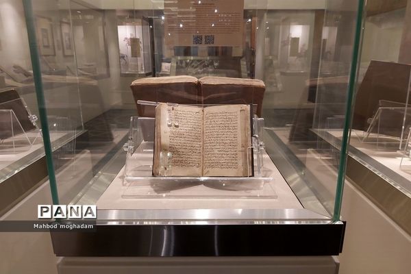 بازدید دانش‌آموزان دبیرستان شهیده معصومه قزوینی منطقه ۱۳ از کتابخانه و موزه ملی ملک