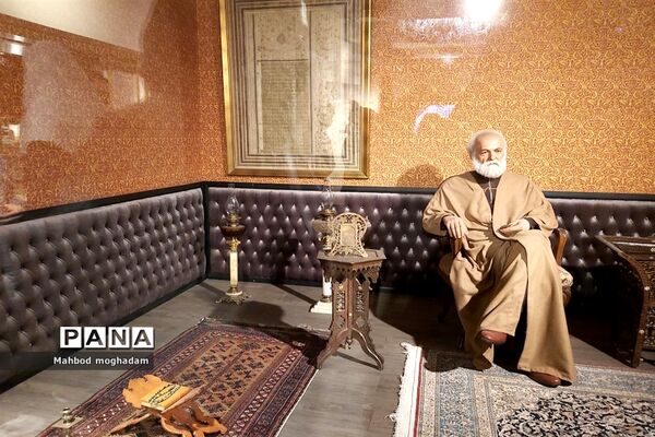 بازدید دانش‌آموزان دبیرستان شهیده معصومه قزوینی منطقه ۱۳ از کتابخانه و موزه ملی ملک