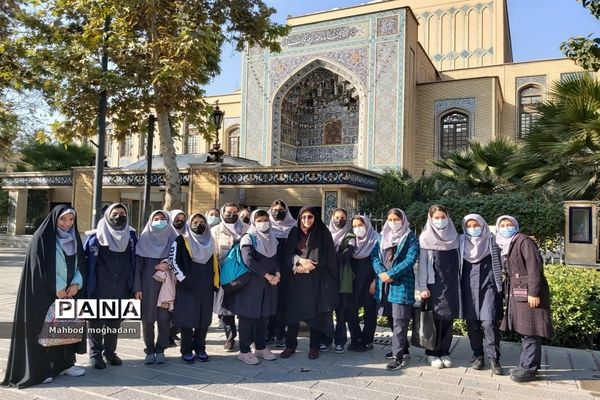 بازدید دانش‌آموزان دبیرستان شهیده معصومه قزوینی منطقه ۱۳ از کتابخانه و موزه ملی ملک