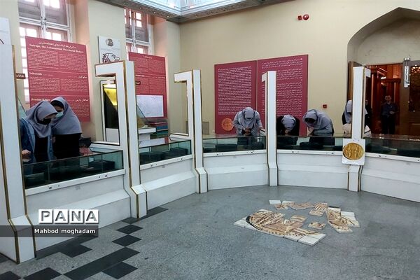 بازدید دانش‌آموزان دبیرستان شهیده معصومه قزوینی منطقه ۱۳ از کتابخانه و موزه ملی ملک