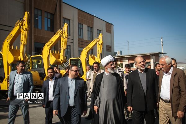 آیین واگذاری ۵۰۰ دستگاه اتوبوس شهری و ۵۰ بیل مکانیکی