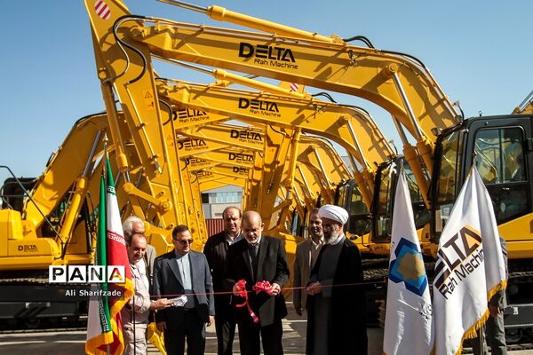 آیین واگذاری ۵۰۰ دستگاه اتوبوس شهری و ۵۰ بیل مکانیکی