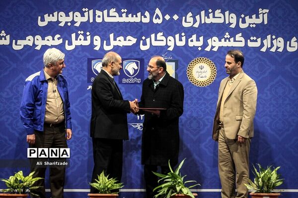 آیین واگذاری ۵۰۰ دستگاه اتوبوس شهری و ۵۰ بیل مکانیکی