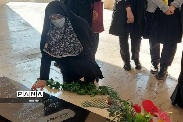 مراسم زیارت عاشورا دبیرستان شهید‌بابایی منطقه ۱۳ بر مزار شهدای گمنام