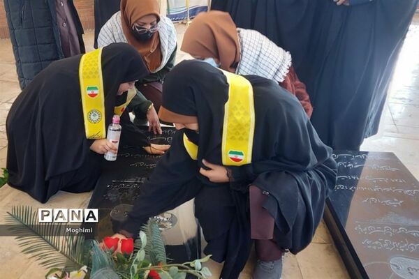 مراسم زیارت عاشورا دبیرستان شهید‌بابایی منطقه ۱۳ بر مزار شهدای گمنام