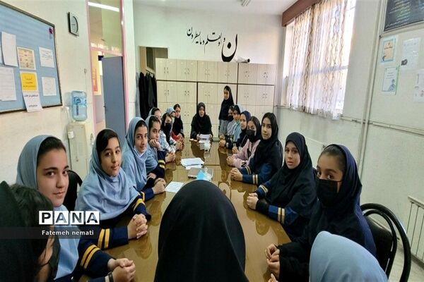 آیین کتابخوانی در دبیرستان شایستگان ملارد