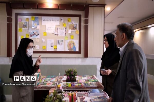 برگزاری مراسم جشن کتاب در دبیرستان نمونه مهشید مصلی‌نژاد