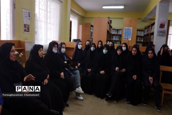 برگزاری مراسم جشن کتاب در دبیرستان نمونه مهشید مصلی‌نژاد