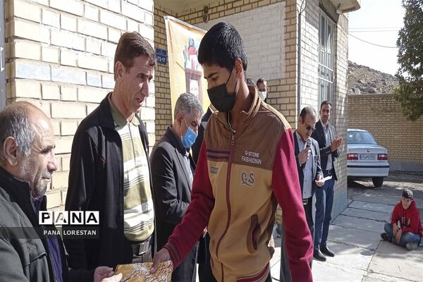 برگزاری پویش مهر همکلاسی در مجتمع آموزشی پسرانه دهستان ده پیر از توابع بخش مرکزی شهرستان خرم‌آباد