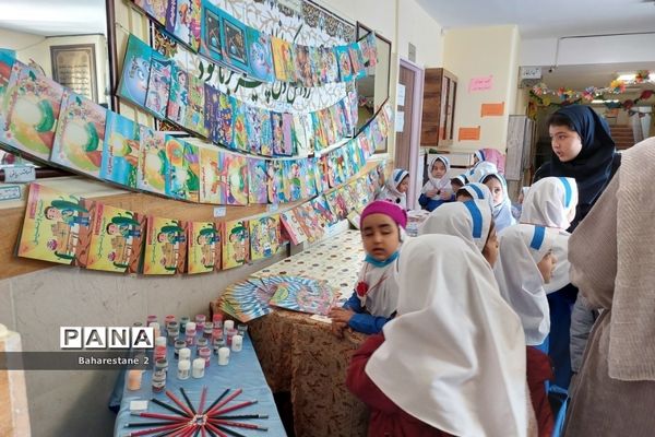 نمایشگاه کتاب در مدرسه مهرآیین‌ بهارستان دو