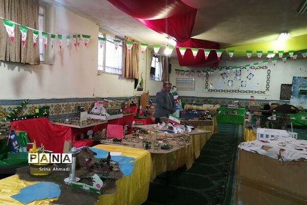 نمایشگاه دست‌سازه‌های دانش‌آموزی در دبیرستان ریحانه قم