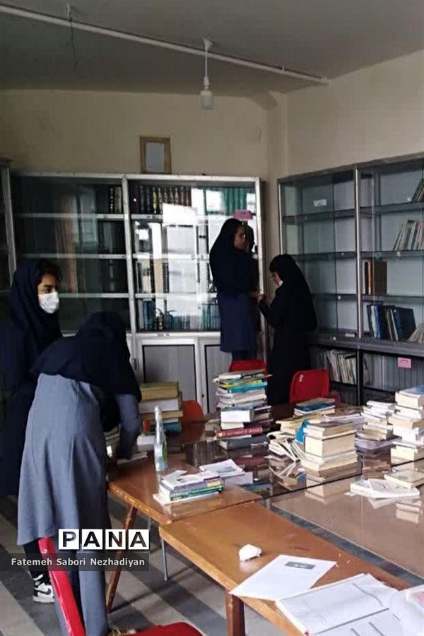 برگزاری مراسم هفته کتاب‌خوانی و معرفی‌ کتاب در دبیرستان شهید محمدتقی دستغیب ناحیه ۳ شیراز