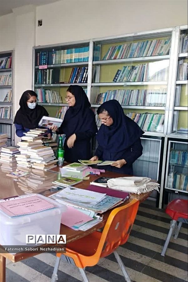 برگزاری مراسم هفته کتاب‌خوانی و معرفی‌ کتاب در دبیرستان شهید محمدتقی دستغیب ناحیه ۳ شیراز