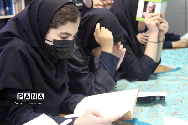 مراسم زنگ کتابخوانی در دبیرستان حکمت بهارستان‌ ٢